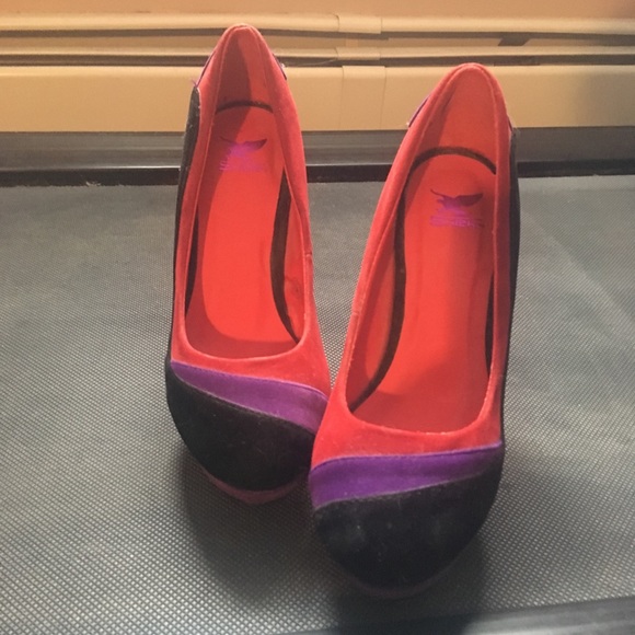 Sheikh Red and Black Velvet Pumps - Picture 2 of 8